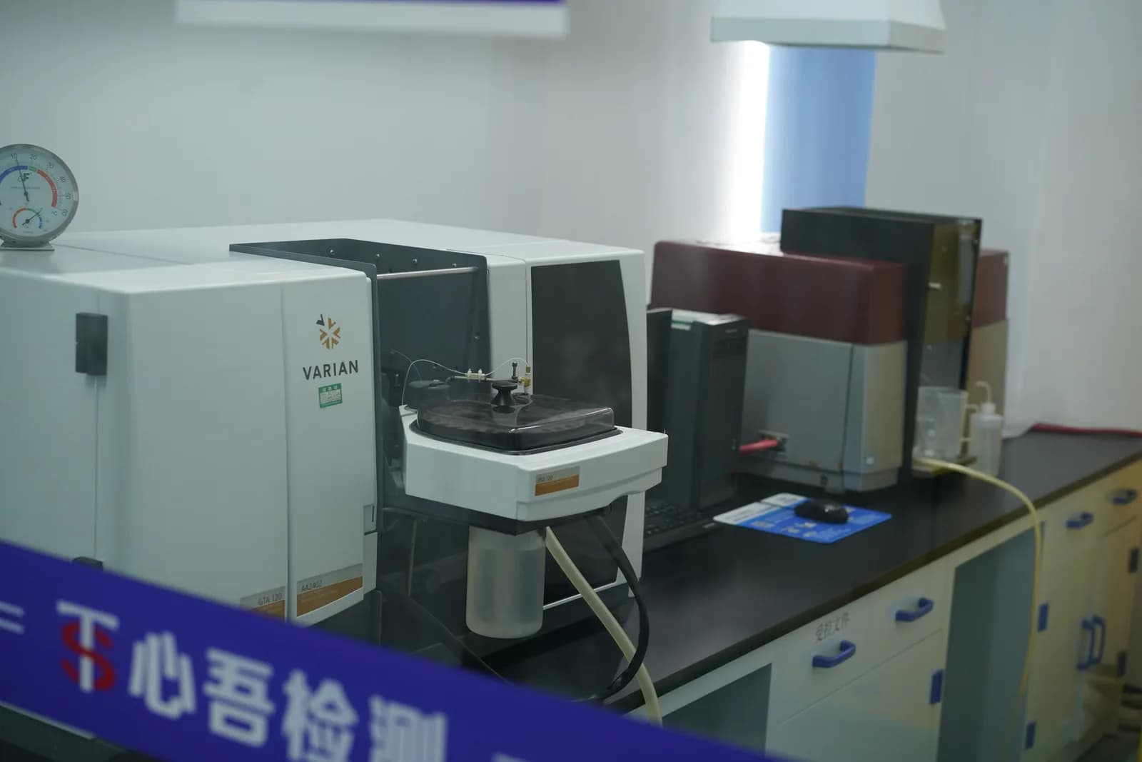 实验台上的分析仪器及心吾检测标识